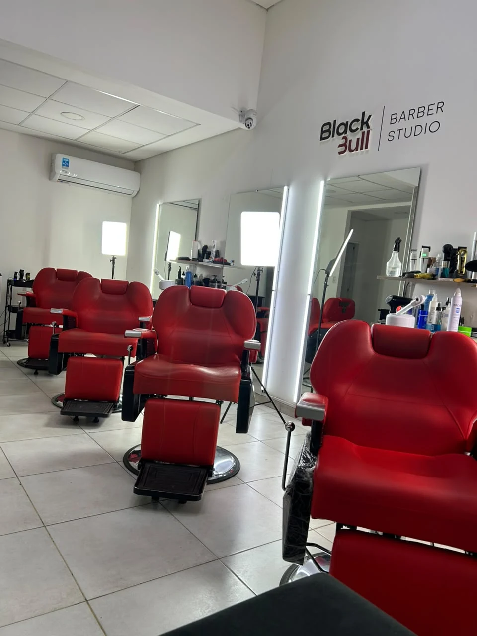 Estaciones de corte actuales y sillones rojos de BlackBull